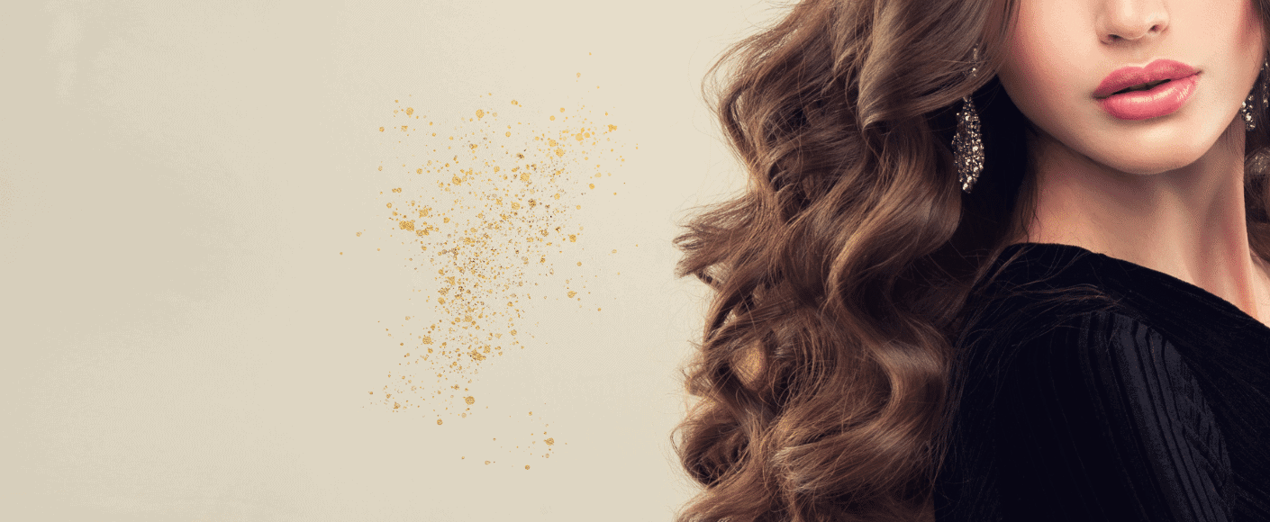 soins du cheveu d'Aube d'Éden Femme avec des cheveux bouclés et des accessoires élégants soins du cheveu d'Aube d'Éden