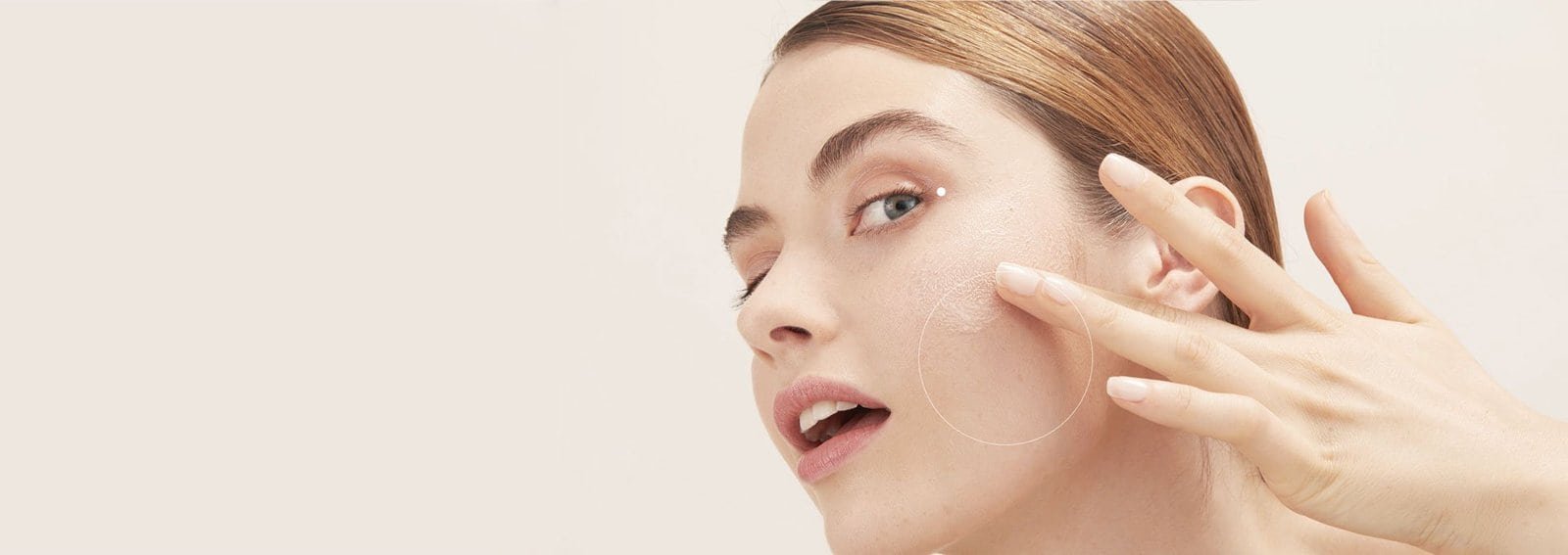 Femme touchant son visage – soins visage naturels et éclat de la peau AUBE D’ÉDEN